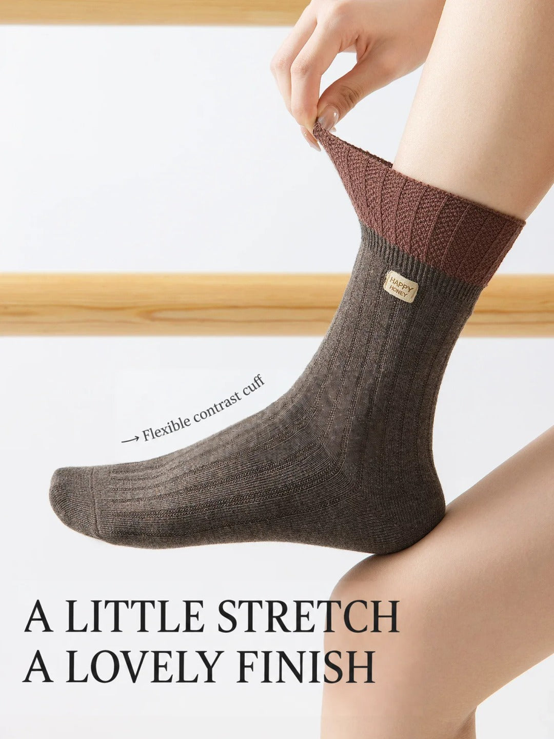 Flexible contrast ruffle cuff on women's crew sock