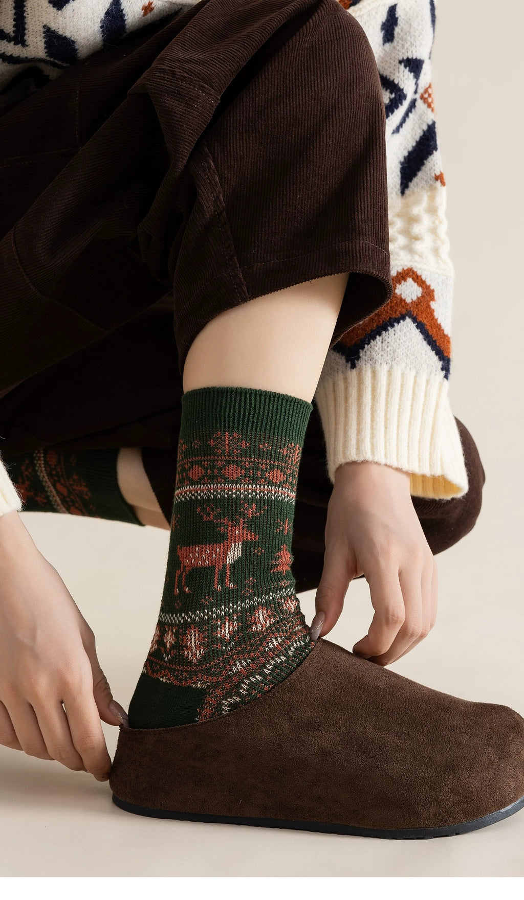 Women's reindeer cotton crew socks — Green reindeer socks casual outfit